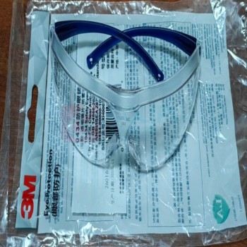 3M 护目镜 10434  防雾防液体飞溅 防尘防风舒适白色透明防护眼镜 1副