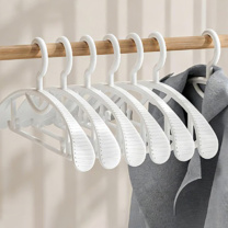 名创优品 MINISO 无痕晾衣架子防肩角不鼓包家用挂衣服撑宽肩防滑毛衣加粗 宽肩无痕款 10个
