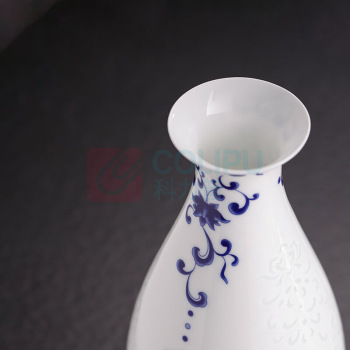 景德镇陶瓷 青花缠枝莲玲珑瓶 口径6cm 高26cm 肚径12.5cm