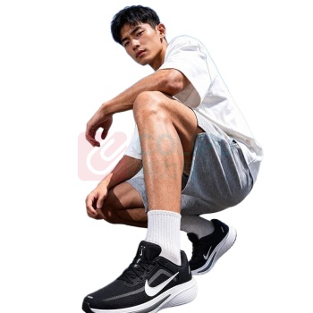耐克 NIKE 跑步鞋男 QUEST 7 42 (黑白)