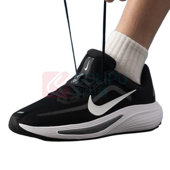 耐克 NIKE 跑步鞋男 QUEST 7 42 (黑白)