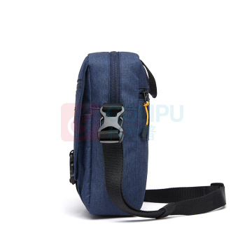 Jeep 户外防水单肩包 J123078285 22.5*16*7cm (藏青/黑色(随机发货)) 户外防水单肩包