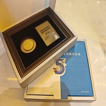 奉天故事 徽章-员工版 FTGS20240606 256*208mm 实木展示框,锌合金,钛金