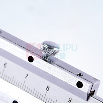 成量 成量 四用碳钢游标卡尺 0-200*0.02-带深度