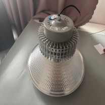 亚标 LED工矿灯 150W 色温:6000K至6500K 额定电压:175265V 额定功率:150W 寿命:≥15000h 防护等级:≥IP24 材质:灯具应采用阻燃材质