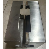 绿安 不锈钢电缆转接箱 304不锈钢 FD130 300*200*150mm,厚度1.5mm 表面拉丝处理;两侧圆孔直径85mm,长条孔(居中)尺寸200*25mm;箱子两部分可以打开,其中一部分采用冲压内缩工艺,两部分两端采用不锈钢螺栓(φ5mm,攻丝,非自攻螺丝)合并固定后,箱体平整无凸起