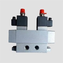 派克 PARKER 右侧大拖链上空气换向阀 Max. 10bar Made in France 电压:24VDC。温度:60 ℃